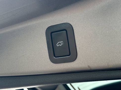 Used 2019 Toyota Highlander Limited AWD/4WD image 9
