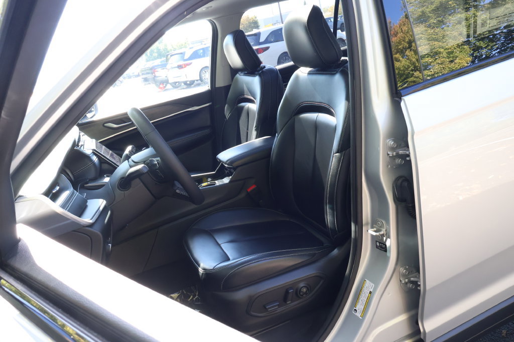 Used 2023 Jeep Grand Cherokee L Limited AWD/4WD image 29
