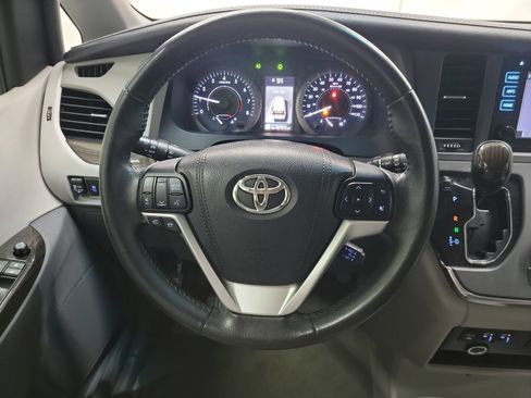Used 2017 Toyota Sienna XLE image 17