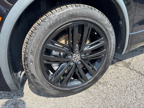 Certified 2022 Volkswagen Tiguan SE R-Line FWD image 11
