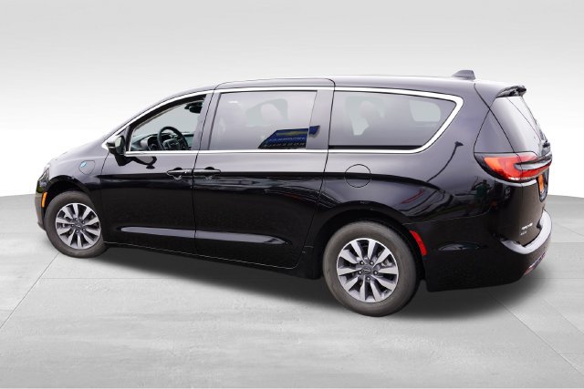 Certified 2024 Chrysler Pacifica Limited FWD image 8