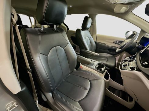Used 2024 Chrysler Pacifica Touring-L image 33