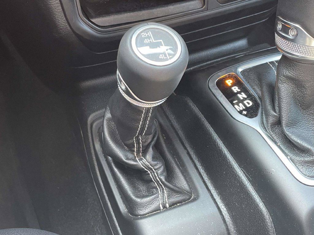 Used 2018 Jeep Wrangler Unlimited Sahara AWD/4WD image 38