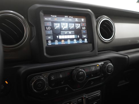 Used 2018 Jeep Wrangler Unlimited Sahara w/ Cold Weather Group AWD/4WD image 26