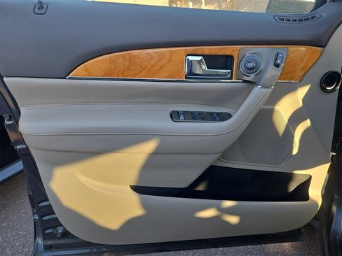 Used 2013 Lincoln MKX AWD image 11