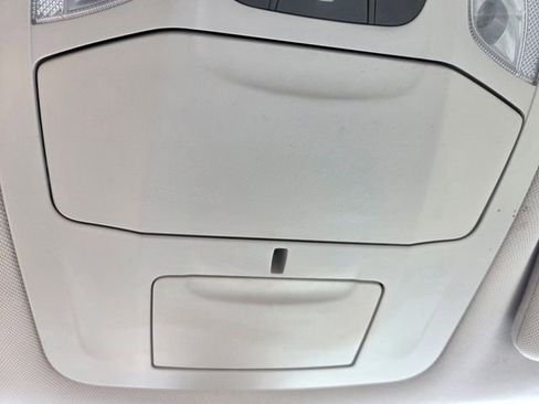 Used 2018 Chrysler Pacifica Touring-L FWD image 36