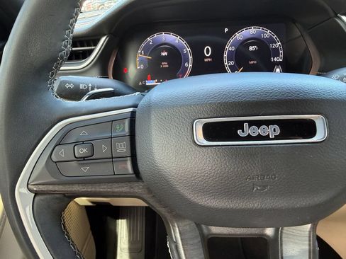 Used 2023 Jeep Grand Cherokee Limited AWD/4WD image 15