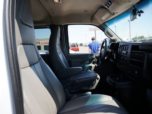 Used 2020 GMC Savana 3500 LS image 19
