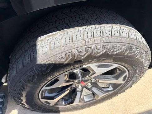 Used 2025 GMC Yukon AT4 w/ AT4 Premium Plus Package AWD/4WD image 5