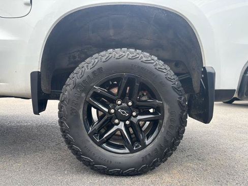 Used 2024 Chevrolet Silverado 1500 Custom Trail Boss w/ LPO, Dark Essentials Package AWD/4WD image 4