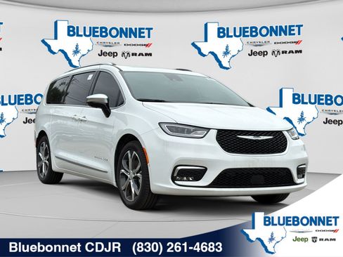 New 2026 Chrysler Pacifica Pinnacle w/ Trailer Tow Group FWD image 3