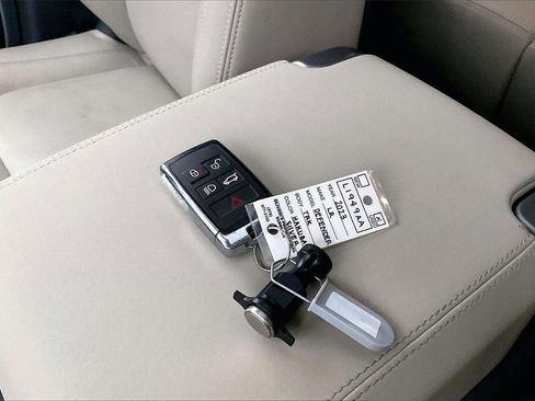 Used 2023 Land Rover Defender 110 SE image 34