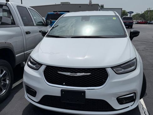 Used 2023 Chrysler Pacifica Touring-L FWD image 2