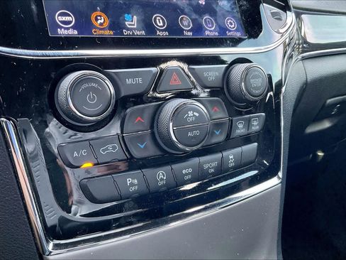 Used 2020 Jeep Grand Cherokee Overland AWD/4WD image 33