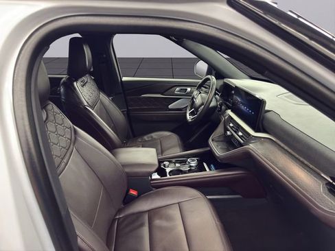 Used 2025 Ford Explorer Platinum w/ LUX Leather Package image 18