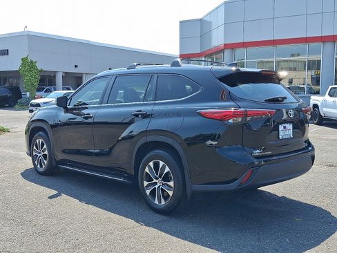 Used 2023 Toyota Highlander XLE AWD/4WD image 5