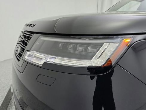 Certified 2025 Land Rover Range Rover SE image 18
