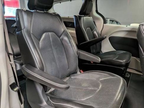 Used 2019 Chrysler Pacifica Limited w/ Advanced Safetytec Group image 18