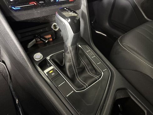 Used 2023 Volkswagen Tiguan SE w/ Panoramic Sunroof Package image 18