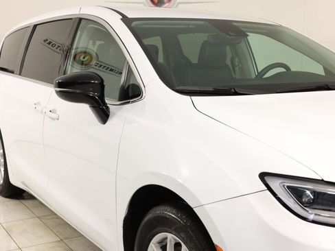 Used 2024 Chrysler Pacifica Touring-L FWD image 39
