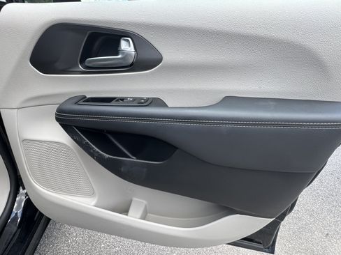 Used 2024 Chrysler Pacifica Touring-L FWD image 16