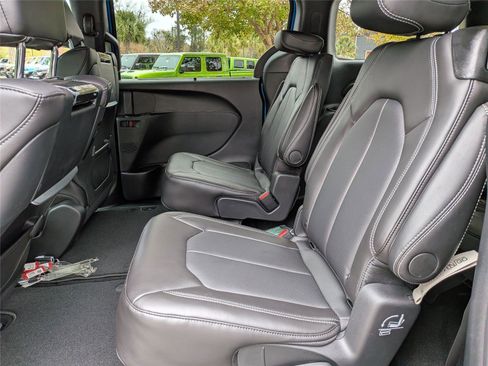 New 2026 Chrysler Pacifica Select image 15