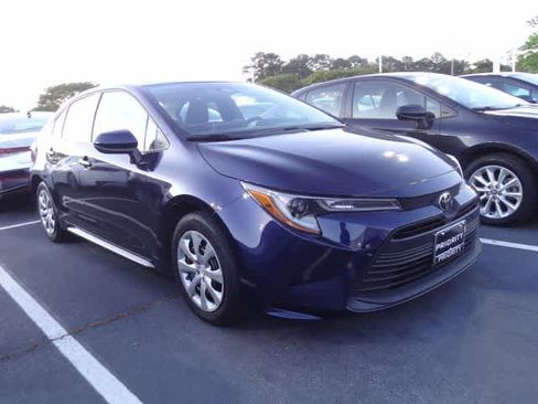Used 2025 Toyota Corolla LE FWD image 3