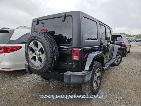 Used 2017 Jeep Wrangler Unlimited Sahara w/ Dual Top Group AWD/4WD image 7