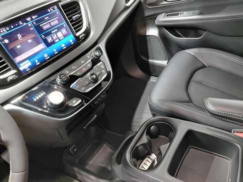 Used 2025 Chrysler Pacifica Select FWD image 28