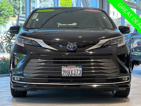 Certified 2023 Toyota Sienna Limited FWD image 9