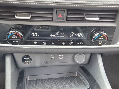 Used 2025 Nissan Rogue SV image 18