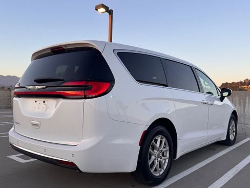 Used 2024 Chrysler Pacifica Touring-L FWD image 2