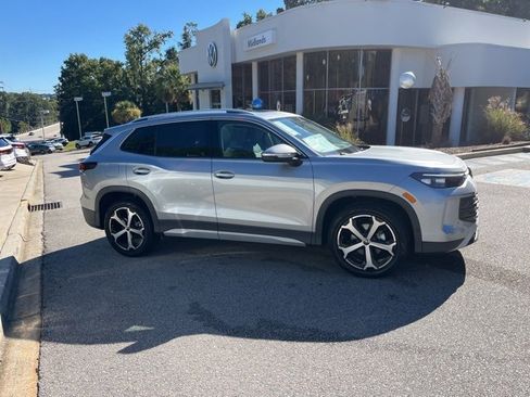 New 2025 Volkswagen Tiguan SE image 2