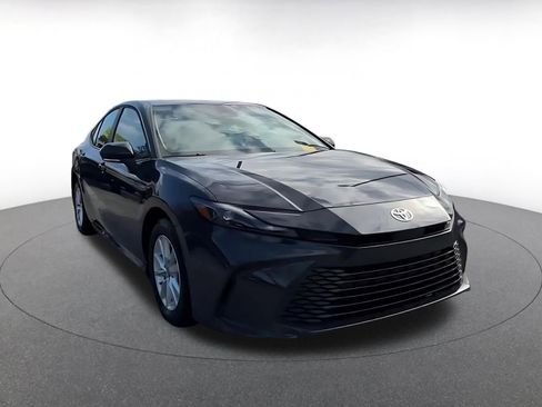 Used 2025 Toyota Camry LE image 3