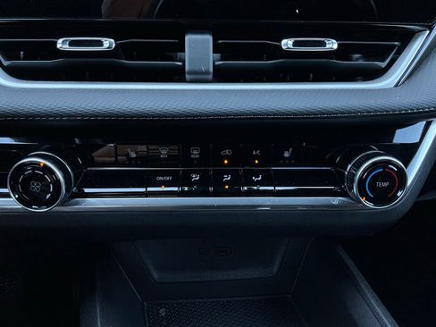 Used 2025 Chevrolet Equinox LT image 24