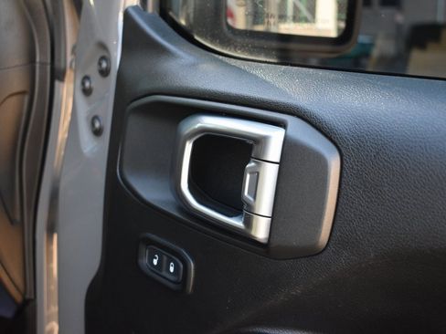 Used 2022 Jeep Gladiator Willys image 23