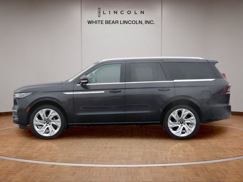 Used 2025 Lincoln Navigator Reserve image 8