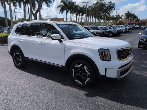 Used 2025 Kia Telluride S FWD image 2