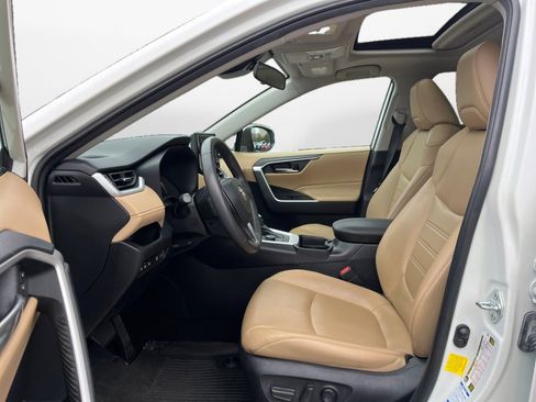 Used 2021 Toyota RAV4 XLE Premium image 11