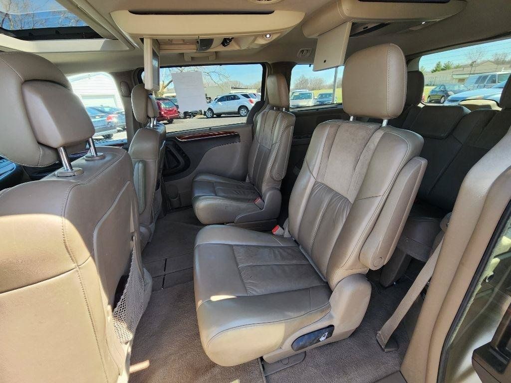 Used 2012 Chrysler Town & Country Limited w/ Luxury Group FWD image 17