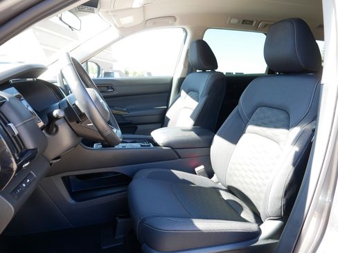 Used 2025 Nissan Pathfinder SV image 33