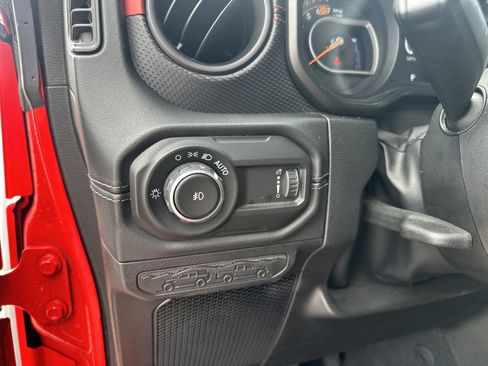 Used 2024 Jeep Wrangler Unlimited Rubicon AWD/4WD image 15