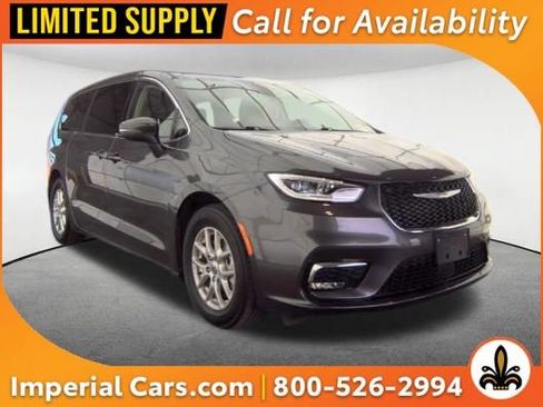 Used 2023 Chrysler Pacifica Touring-L FWD image 1