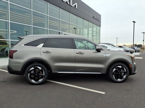 Certified 2025 Kia Sorento EX image 8
