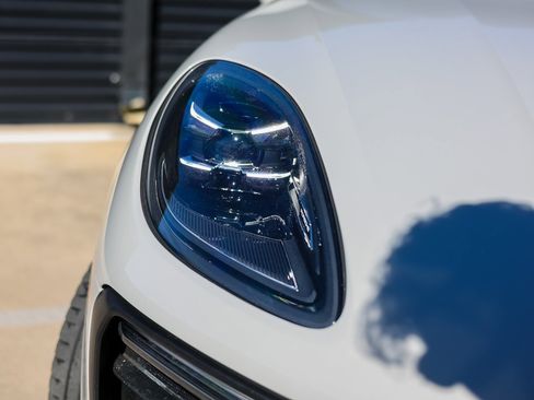 Certified 2022 Porsche Macan image 13