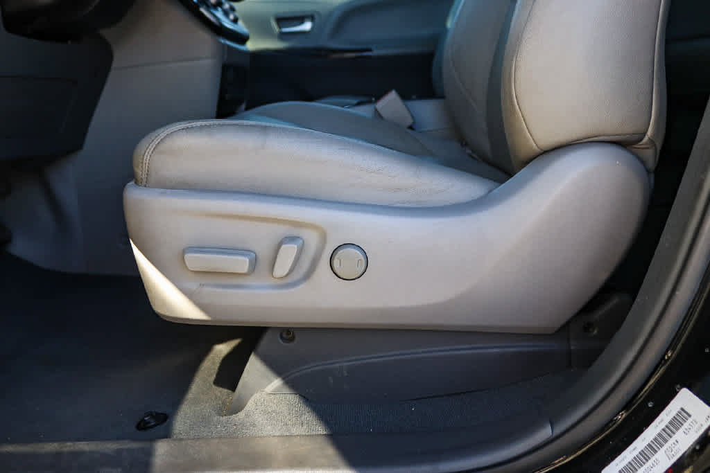 Used 2019 Toyota Sienna XLE w/ XLE Navigation Package FWD image 19