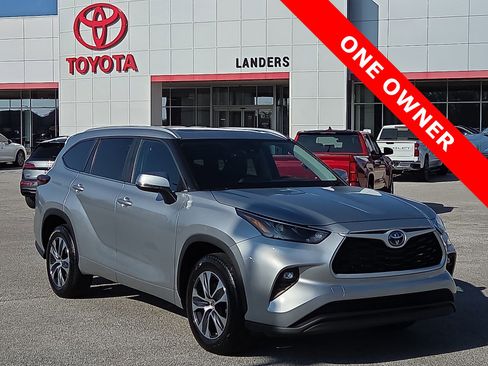 Certified 2024 Toyota Highlander XLE image 1