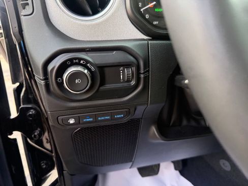 Used 2025 Jeep Wrangler Unlimited Sahara AWD/4WD image 16