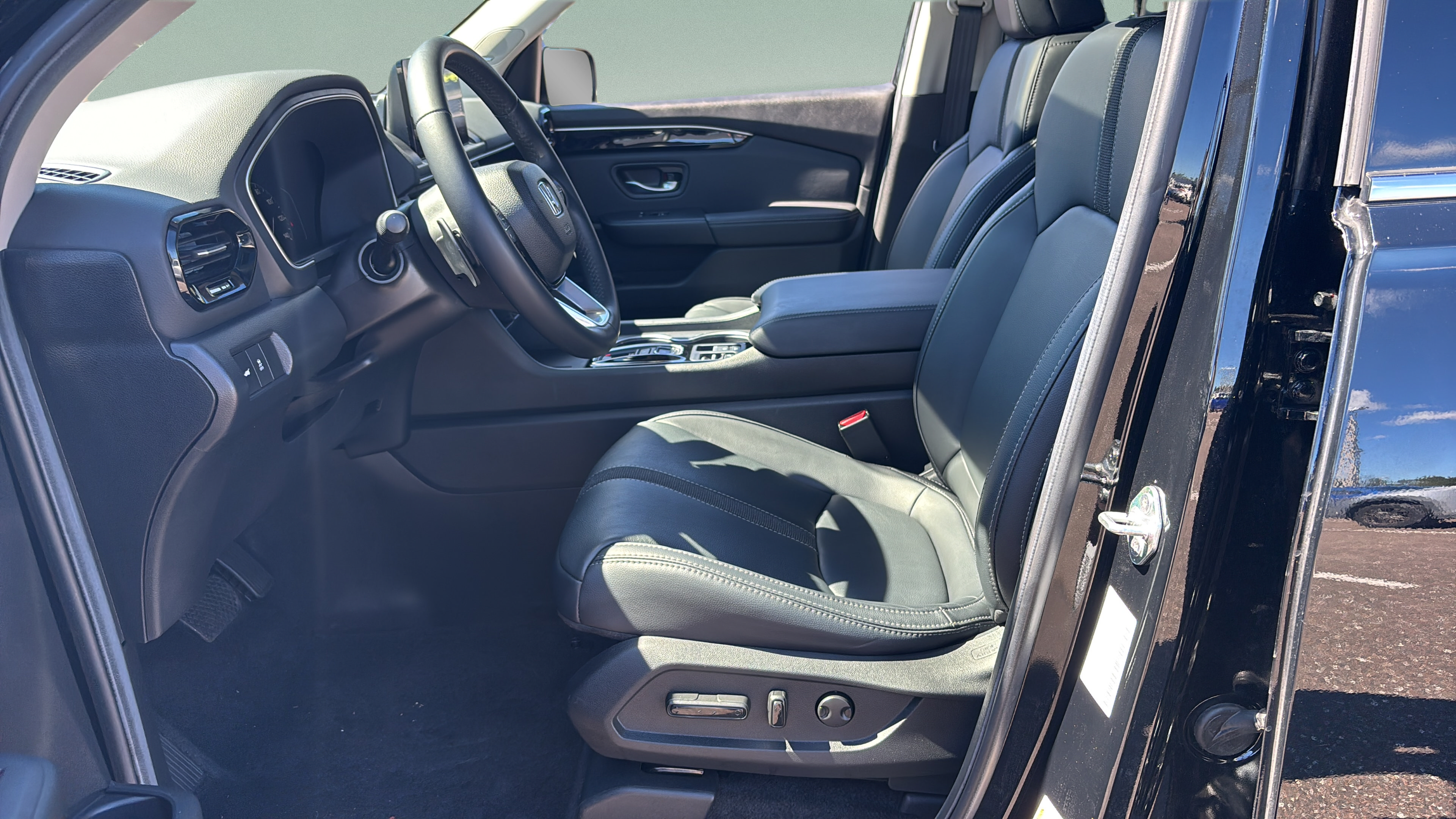 Certified 2025 Honda Pilot Touring image 7