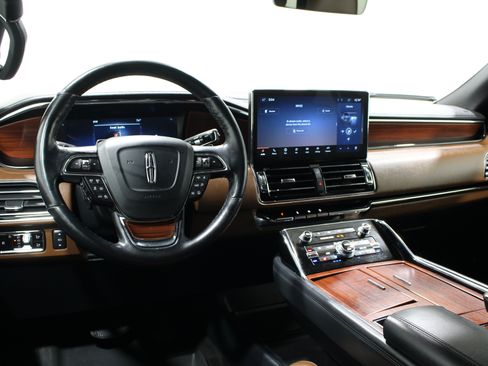 Used 2023 Lincoln Navigator L Reserve AWD/4WD image 2